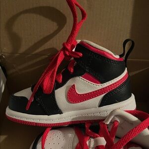 Nike Youth High-Top Sneakers in White, Red and Black